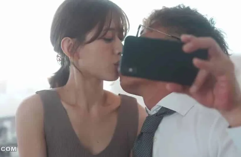 Thấy cô vợ hơi lạ, anh xã xem điện thoại bà xã và thấy cảnh làm tình với cấp trên của mình